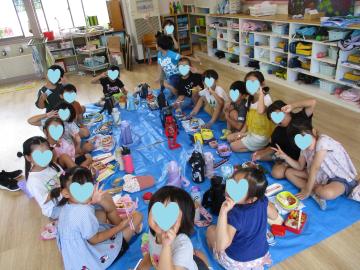 5歳児が、保育室でピクニックをしている様子
