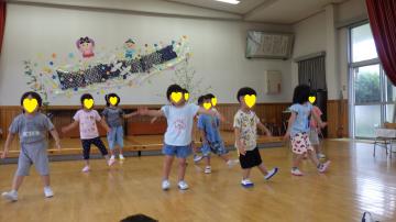 4歳児がペンギンのぷーるたいそうをしている様子