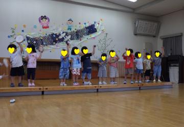 4歳児が「ぼくのミックスジュース」の楽器遊びをしている様子