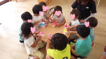 3歳児が、友達とかき氷を食べている様子