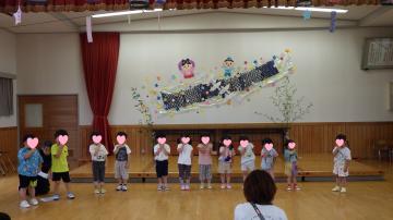 3歳児が、手遊びをしている様子