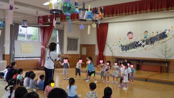 3歳児が体操をしている様子