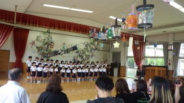 七夕の集いの会場の様子、4、5歳児が歌を歌っている