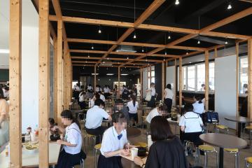 校舎内の食堂で参加生徒たちが見学する様子