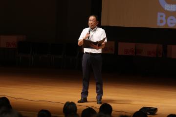 壇上で挨拶する学校長の様子