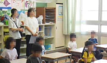 こども園の先生が1年生授業を参観している様子