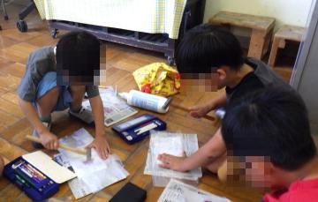 あさがおをトンカチでたたきぞめしている様子