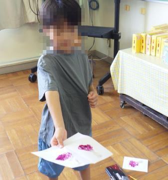 児童があさがおの押し花を見せている様子