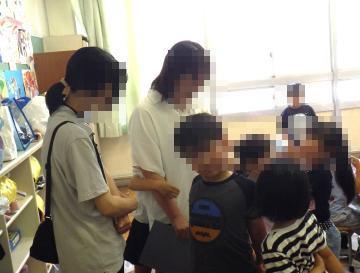 こども園の先生とお話している1年生の子供たち