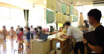 こども園5歳児の保育を小学校教員が参観している様子