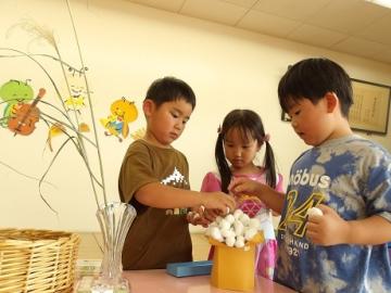 幼児達がススキや団子を飾る様子