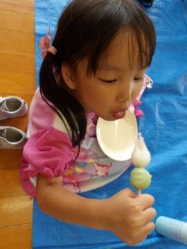 幼児が3色団子を食べる様子