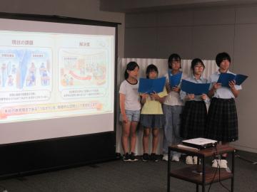 姫路市役所北別館で、児童生徒たちがプレゼンを行っている様子