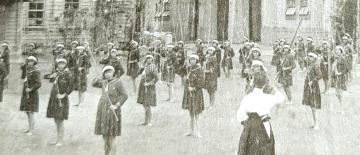 女子児童が戦時中に屋外で薙刀の訓練をする様子