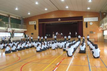 校長先生が2学期委員長の代表に任命書を手渡している様子