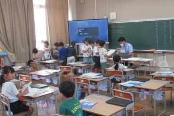 1年生が宿題を提出するために列を作っている様子