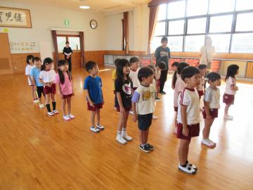 遊戯室で前を向いて整列をする子供たち