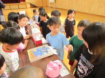 飾ってある作品をのぞき込む子供たち
