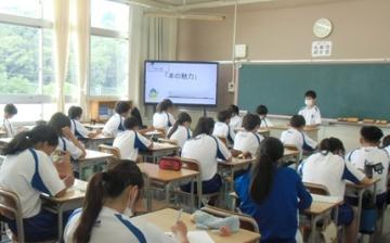 学級弁論で発表しているところ