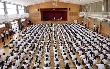 始業式で校長先生のお話を聞いている様子