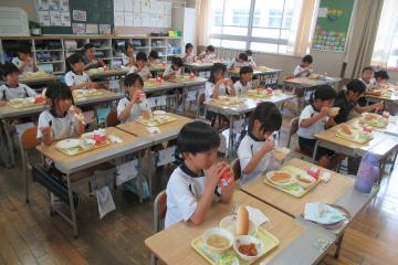 2年生が久しぶりの給食を美味しくいただいている様子