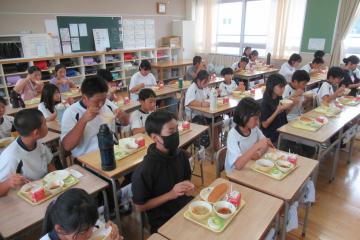 6年生が久しぶりの給食を美味しくいただいている様子