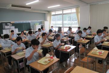 9年生が久しぶりの給食を美味しくいただいている様子