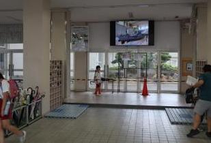児童玄関の大型モニターの写真