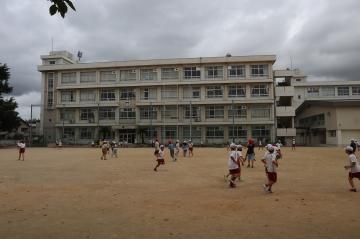 中間休みに外で子どもたちが遊んでいる写真