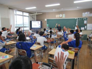 講師先生の問いかけに対して挙手で意思表示しているところ