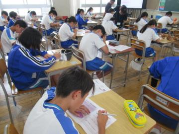 ワークシートへ自分の考えていることを記入している様子