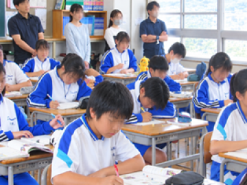 教室の授業を参観中です