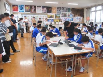 美術の参観。端末も利用しています