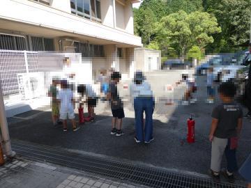 水消火器を使った訓練をしている様子。