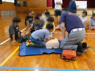 心肺蘇生法の訓練をする様子