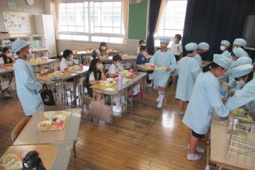 4年生給食当番が配膳をしている様子