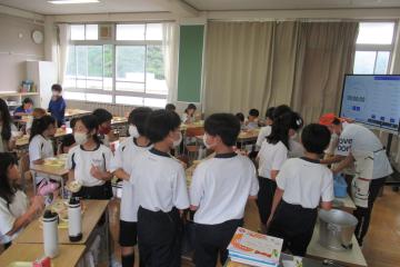 5年生給食の時間におかわりに並んでいる様子