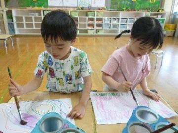 はじき絵を楽しんでいる写真