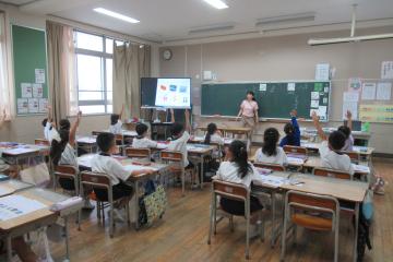 1年生、国語の授業でしっかりと手を上げている様子