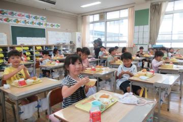 1年生が楽しく給食をいただいている様子