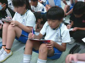 講師さんの話を聞き、メモをとる子どもたち