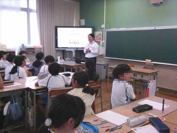 講師の話を聞く子どもたち