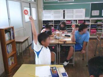 クイズに答える子どもたち