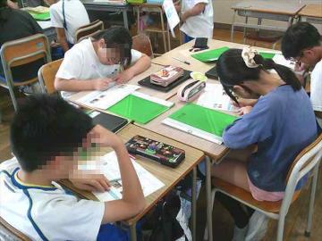 出前講座を受けて自分の考えを記入する子どもたち