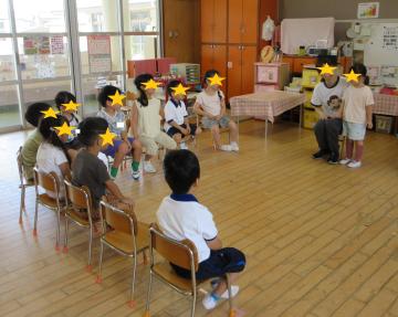 2学期から加わった新しい仲間を子ども達に紹介しています。
