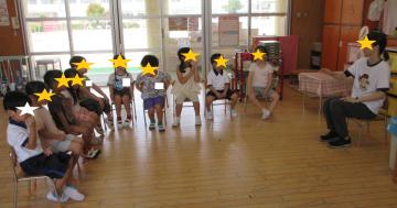 子ども達と教師が夏休みの振り返りをしています。