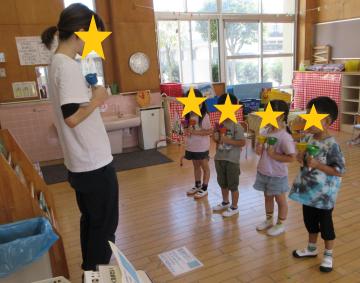 4歳児いちご組がミュージックベルに取り組む様子