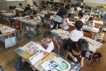2年生がクレヨンと絵の具を使って絵画を作製している様子