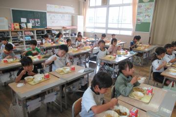 2年生が給食のカレーライスを美味しそうに食べている様子