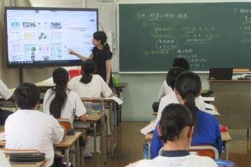 8年生が教室で、野菜の特徴と調理方法について学習している様子